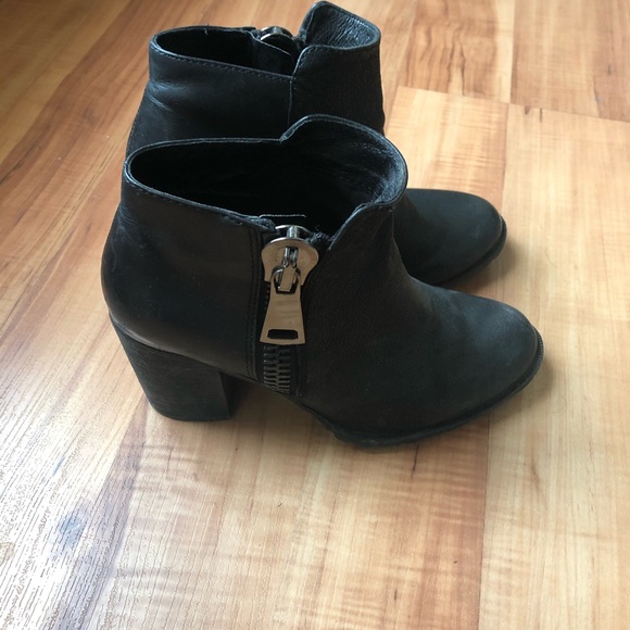 Black Ankle Aldo Boots with Chunky Zipper - Picture 5 of 5